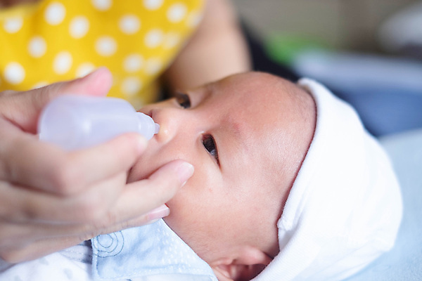 포토 JPG 해외이미지 손 얼굴 어린이 전구 엄마 건강 한명 동양인 소년 치료 약 건강관리 고통 장비 추위 아기 신생아 잡기 바이러스 빨래 질병 청소 코 소금 테라피 청소부 펌프 알레르기 돌봄 소아과의사 해외포토 직업 1 남자 감정 가사 의학 가족 모션 관리 사람 인종 신체부위 뷰티 의사 파일형식 이미지허브