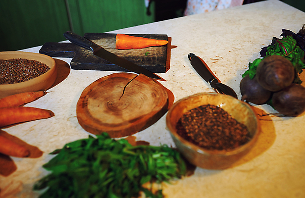 포토 JPG 해외이미지 라이프스타일 재료 가정 탁자 주방용품 도마 실내 건강 사람없음 일상 가로 인테리어 당근 신선 그룹 칼 인스턴트 환경보전 준비 유기농 건강식 음식준비 정물화 채식주의자 핸드메이드 비건 해외포토 웰빙 디자인 음식 가구 생활용품 뿌리채소 내부 라이프 생활 사회이슈 그림 채식 파일형식 이미지허브