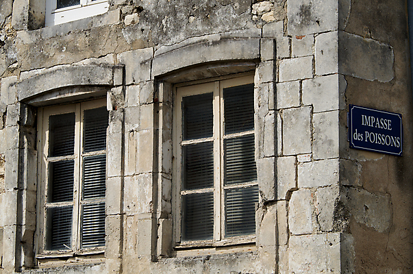 포토 JPG 해외이미지 유럽 도로 벽 여행 건축양식 창문 거리 주택 프레임 어류 사람없음 건물 프랑스 수확 도시 재산 모서리 가장자리 묘사 사인 폐허 도로표지판 프랑스어 옛날 해외포토 문자 건축물 건축 나라 길 농업 교통시설 금융 수중동물 표지판 둘레 파일형식 이미지허브