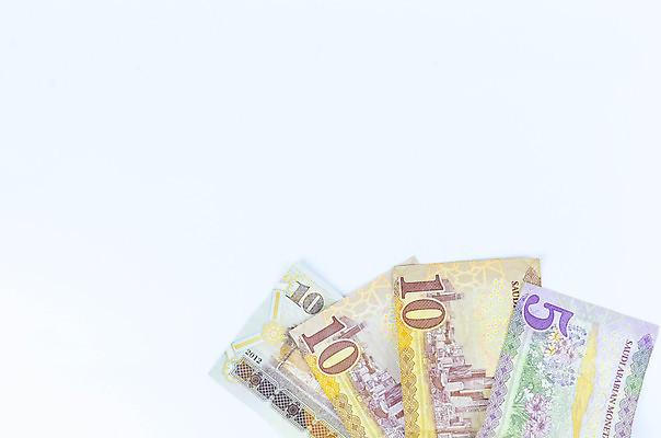 포토 JPG 해외이미지 손 종이 백그라운드 컨셉 지폐 돈 비즈니스 성공 사람없음 금융 경제 쪽지 저축 흰색 잡기 만 시장 재산 중앙 왕 무역 주기 투자 아라비아 기부 계산서 사우디아라비아 월급 대출 고립 아랍어 왕국 해외포토 산업 컬러 중동 모션 신체부위 파일형식 이미지허브