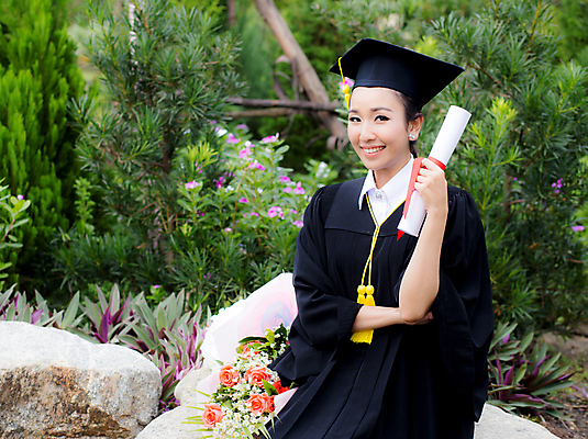 포토 JPG 해외이미지 백인 학생 손 여자 교육 행복 리본 졸업 성공 미래 한명 사람 앉기 성인 야외 스터디 축하 잡기 가운 졸업장 대학교 증명서 총각 캡모자 해외포토 서양인 모자_잡화 1 옷 감정 컨셉 학교 모션 신체부위 학습 파일형식 이미지허브