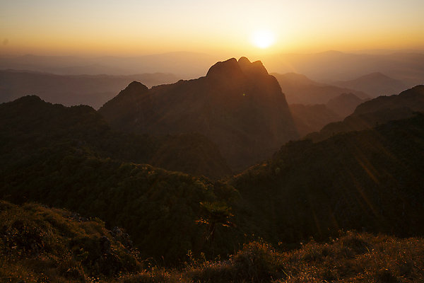포토 JPG 해외이미지 구름 계절 실루엣 여행 백그라운드 오렌지 자연 하늘 아침 날씨 산 파노라마 풍경 사람없음 야외 여름 빛 컬러풀 햇빛 태양 일출 환경 맑음 황혼 일몰 새벽 트래킹 저녁 장면 천국 환상 해외포토 주간 자연요소 컬러 컨셉 과일 레저 촬영기법 노을 야간 생태계 파일형식 이미지허브