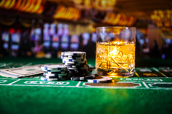 포토 JPG 해외이미지 사람없음 아웃포커스 포커칩 도박 카지노 포커 양주잔 해외포토 술잔 촬영기법 게임 트럼프 양주 파일형식 이미지허브