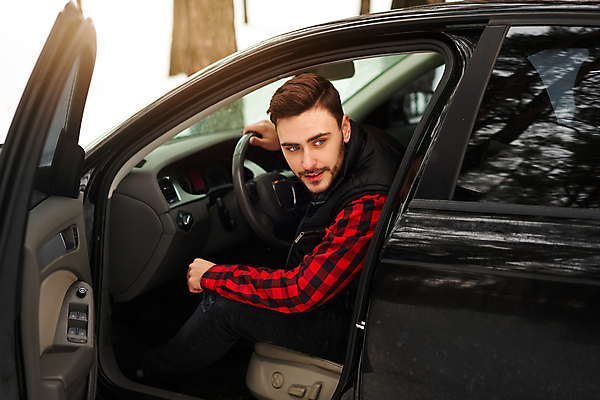 포토 JPG 해외이미지 백인 1 라이프스타일 손 응시 남자 행복 도로 여행 크리스마스 겨울 의자 비즈니스 교통시설 자동차 성공 휴가 새로움 실내 한명 사람 앉기 성인 야외 검은색 운전 비즈니스맨 바퀴 운전사 고급 숲 주인 대여 자동 해외포토 서양인 직업 시선 계절 기념일 감정 길 육상교통 컬러 가구 교통 컨셉 모션 내부 생활 신체부위 직장인 시설 파일형식 이미지허브