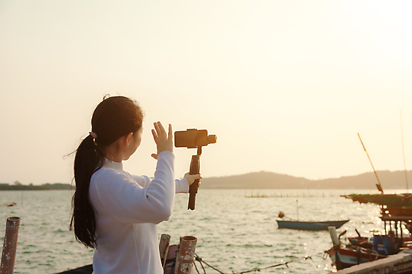 포토 JPG 해외이미지 주간 여자 바다 한명 들기 동양인 상반신 성인 야외 카메라 셀카봉 성인여자한명만 크리에이터 1인미디어 유튜버 스트리밍 영상촬영 해외포토 자연요소 직업 1 모션 사람 인종 전자제품 촬영 방송 여자한명만 성인여자만 파일형식 이미지허브