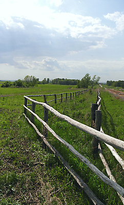 포토 JPG 해외이미지 나무 구름 여행 밭 자국 자연 하늘 풍경 사람없음 야외 초록색 여름 파란색 울타리 햇빛 마을 지역 해외포토 자연요소 식물 계절 컬러 농업 담장 태양 생태계 파일형식 이미지허브