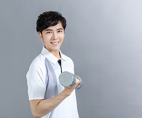 포토 JPG 해외이미지 응시 남자 한명 들기 동양인 상반신 성인 옆모습 힘 아령 성인남자한명만 해외포토 1 시선 뷰포인트 모션 사람 인종 남자한명만 성인남자만 파일형식 이미지허브