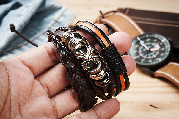 포토 JPG 해외이미지 손 팔찌 들기 신체부위 가죽 해외포토 장신구 모션 사람 파일형식 이미지허브