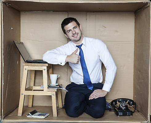 포토 JPG 해외이미지 전신 백인 남자 사다리 한명 앉기 성인 앞모습 노트북 상자 사무실 업무 비즈니스맨 무릎꿇기 갇힘 답답함 성인남자한명만 해외포토 서양인 1 뷰포인트 비즈니스 모션 사람 전자제품 도구 작업 직장인 감각 남자한명만 성인남자만 파일형식 이미지허브