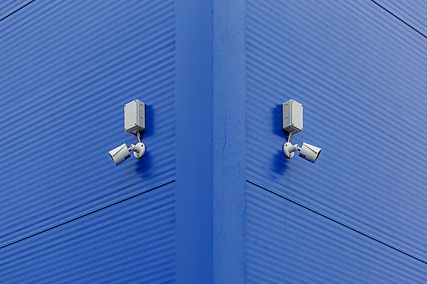 포토 JPG 해외이미지 외관 응시 산업 선 벽 백그라운드 컨셉 2 경비 안전 사람없음 야외 건물 파란색 카메라 금속 페인트 장비 흰색 관찰 도시 판넬 클래식 모서리 보호 비밀 보안 각도 전자 감시 시스템 동영상 대칭 사생활 제어 철강 카피스페이스 해외포토 건축물 시선 컬러 모션 재질 전자제품 공백 파일형식 이미지허브