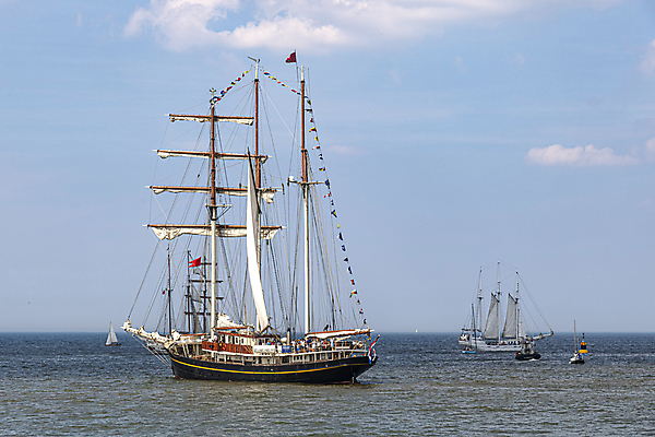 포토 JPG 해외이미지 유럽 스포츠 바다 여행 요트 교통시설 모션 하늘 휴가 항해 사람없음 파란색 여행객 항구 맑음 골동품 깃발 만 보트 역사 클래식 큼 크루즈 지중해 복고 출퇴근 함선 해적 포트 네비게이션 발견 돛대 레가타 옛날 통근 해외포토 나라 컬러 교통 컨셉 배_교통 비즈니스 날씨 사람 크기 도둑 시설 출근 파일형식 이미지허브