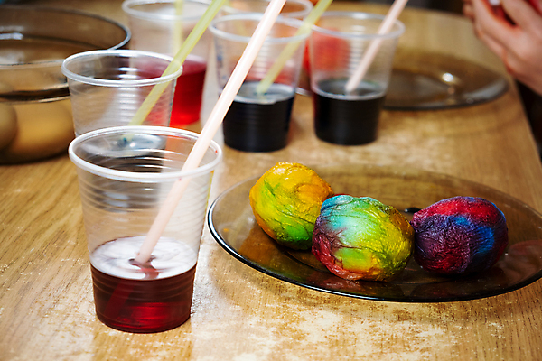 포토 JPG 해외이미지 전통 손 계절 행복 음식 유리 탁자 휴가 부활절 주택 기념 함께함 실내 사람없음 장식 컵 컬러풀 계란 축제 페인트 흰색 축하 붓 심볼 준비 그림 밀짚 삶기 해외포토 식기 기념일 감정 컬러 가구 컨셉 재질 내부 건물 신체부위 알 짚 파일형식 이미지허브