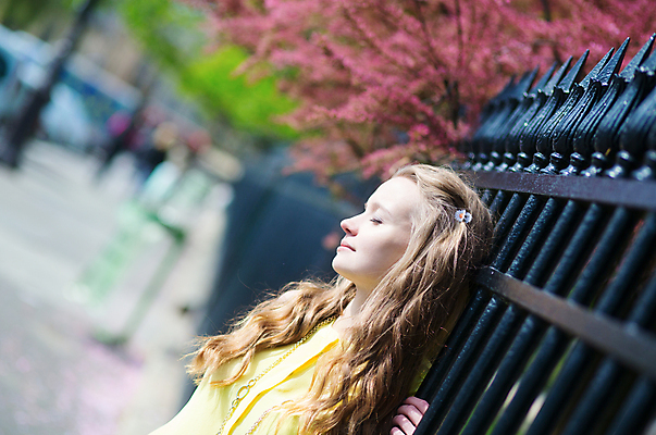 포토 JPG 해외이미지 모델 긴머리 공원 꽃 유럽 얼굴 한명 사람 금발 햇빛 태양 노란색 정원 맑음 봄 벚꽃 흰색 날씬함 긍정 해외포토 자연요소 식물 1 헤어스타일 계절 공공시설 나라 컬러 컨셉 날씨 신체부위 몸매 파일형식 이미지허브