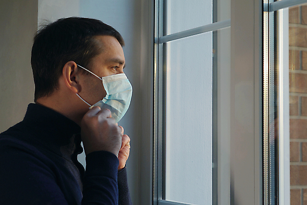 포토 JPG 해외이미지 백인 남자 창문 마스크 한명 들기 상반신 성인 관찰 성인남자한명만 손소독제 손소독 해외포토 서양인 1 모션 사람 소독 소독제 남자한명만 성인남자만 파일형식 이미지허브