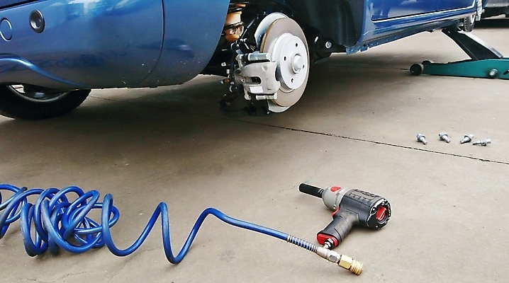 포토 JPG 해외이미지 산업 부분 교통시설 자동차 새로움 안전 사람없음 가로 금속 기계 바퀴 원형 가장자리 수리 은색 브레이크 서비스 타이어 고정 정비공 유지 패드 교체 자동 차고 철강 캘리퍼스 해외포토 도형 육상교통 컬러 교통 컨셉 재질 공구 기술자 둘레 시설 파일형식 이미지허브