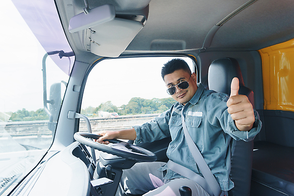포토 JPG 해외이미지 직업 남자 행복 산업 도로 회사 비즈니스 교통시설 자동차 노동자 한명 미소 안전 사람 동양인 성인 30대 운전 트럭 화물 업무 바퀴 자신감 고속도로 운전사 서비스 짐차 트레일러 보험 물류 해외포토 1 감정 길 육상교통 교통 모션 표정 인종 장년 운송업 작업 시설 파일형식 이미지허브