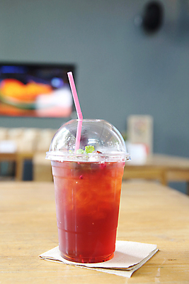 포토 JPG 해외이미지 열매 음료 음식 백그라운드 잎 과일 자연 유리 탁자 딸기 건강 사람없음 목재 컵 빨간색 초록색 물 얼음 추위 흰색 신선 뜨거움 투명 액체 차 달콤 찻주전자 레모네이드 민트 허브 상쾌 히비스커스 해외포토 자연요소 나무 식물 식기 꽃 감정 컬러 가구 재료 재질 주전자 맛 생태계 에이드 파일형식 이미지허브