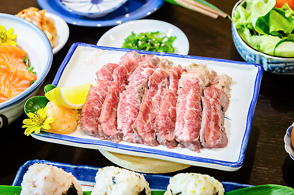 포토 JPG 해외이미지 접시 조각 재료 육류 스테이크 요리 비프스테이크 사람없음 빨간색 식당 검은색 어둠 소고기 신선 양념 혈액 중앙 맛 그릴 바비큐 자르기 굽기 레몬 허리 향신료 슬라이스 소금 라임 로즈메리 갈비뼈 점심식사 단백질 등심 해외포토 식기 음식 컬러 컨셉 과일 식재료 모션 주방용품 뼈 서양음식 신체부위 상점 식사 구이 허브 영양소 향미료 파일형식 이미지허브