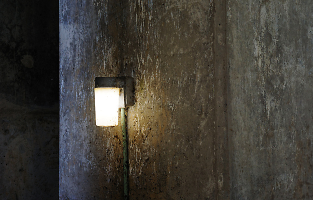 포토 JPG 해외이미지 1 벽 전구 조명 그림자 사람없음 건물 장식 빛 우주 어둠 방 장비 회색 에너지 바위 등불 램프 거친 작음 그늘 버리기 싱글 시멘트 먼지 빛망울 광 그런지 옛날 콘크리트 못생김 유일 해외포토 건축물 컬러 모션 돌_바위 크기 파일형식 이미지허브