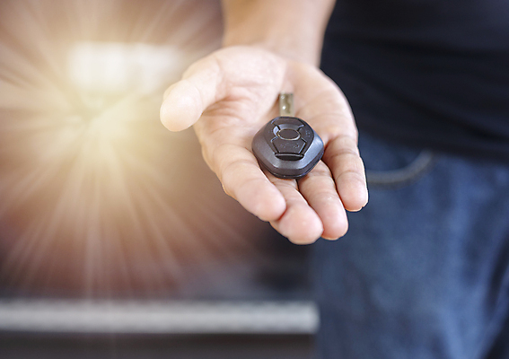 포토 JPG 해외이미지 백인 손 남자 백그라운드 컨셉 비즈니스 손가락 교통시설 자동차 성공 열쇠 새로움 선물 안전 사람 사람없음 전자제품 세일 문 믿음 검은색 장비 운전 흰색 잡기 오픈 운전사 구매 중개인 서비스 주기 잠금 보안 공포 시스템 멀리 주인 보험 대여 임대 자동 제어 해외포토 서양인 직업 감정 육상교통 컬러 교통 모션 신체부위 경제 쇼핑 시설 파일형식 이미지허브