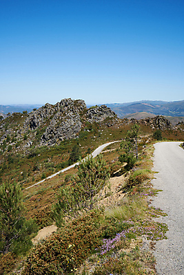포토 JPG 해외이미지 유럽 여행 농업 자연 휴가 산 안테나 파노라마 풍경 사람없음 야외 초록색 여름 도시풍경 여행객 걷기 마을 계곡 하이킹 시골 도시 포르투갈 언덕 호기심 숨기 옛날 절정 해외포토 계절 감정 나라 산업 컬러 컨셉 통신 모션 레저 촬영기법 사람 생태계 파일형식 이미지허브
