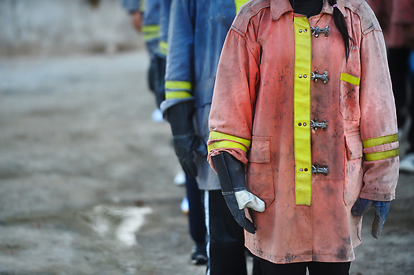 포토 JPG 해외이미지 직업 산업 유니폼 불 노동자 매달리기 서기 안전 사람 사람없음 노란색 재킷 장비 흰색 긴급 업무 엔지니어 경찰 역 보호 헬멧 소방관 서비스 싸움 보안 커뮤니티 짐차 기어 고립 해외포토 자연요소 옷 컬러 컨셉 교통시설 모션 자동차 외투 작업 기술자 보호장비 구조원 소방 파일형식 이미지허브