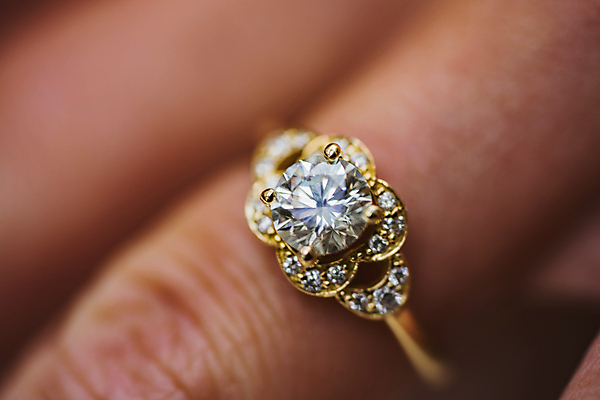 포토 JPG 해외이미지 디자인 커플 나비 결혼 손가락 관계 결혼식 추상 사랑 사람없음 당근 흰색 축하 반지 잡기 악단 9 황금 큼 크리스탈 보석 순수 다이아몬드 약혼 고체 백금 해외포토 손 감정 음악 컬러 곤충 컨셉 무늬 장신구 모션 뿌리채소 이벤트 숫자 크기 광석 약속 파일형식 이미지허브