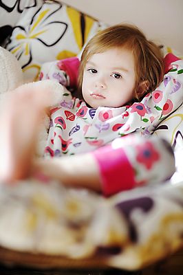 포토 JPG 해외이미지 딸 행복 어린이 의자 침구 아침 휴식 주택 건강 한명 세로 금발 태양 맑음 꿈 잠옷 잠 달콤 담요 낮잠 보안 일요일 걸음마 취침시간 안락 해외포토 주간 자연요소 1 헤어스타일 옷 감정 가구 컨셉 가족 모션 날씨 안전 사람 건물 맛 요일 파일형식 이미지허브