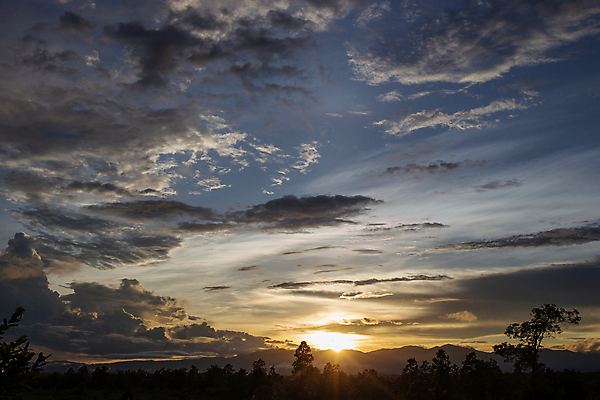 포토 JPG 해외이미지 구름 백그라운드 오렌지 자연 하늘 날씨 풍경 사람없음 야외 빨간색 여름 파란색 빛 컬러풀 햇빛 태양 노란색 우주 일출 황혼 일몰 새벽 흰색 저녁 장면 천국 해외포토 자연요소 계절 컬러 과일 노을 야간 생태계 파일형식 이미지허브