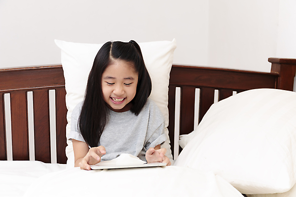 포토 JPG 해외이미지 백인 라이프스타일 긴머리 응시 여자 교육 행복 어린이 인터넷 통신 손가락 가족 베개 놀이 휴식 주택 실내 한명 사람 동양인 디지털 침실 방 게임 흰색 침대 관찰 야간 담요 거짓말 취침시간 터치스크린 해외포토 자연요소 서양인 1 헤어스타일 손 시선 감정 컬러 가구 컨셉 관계 침구 모션 인종 내부 건물 생활 파일형식 이미지허브