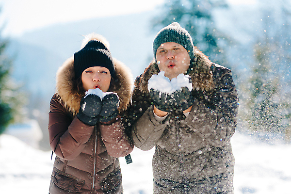 포토 JPG 해외이미지 나무 여자 남자 행복 겨울 사랑 사람 상반신 성인 야외 두명 앞모습 기쁨 불기 눈뭉치 성인만 해외포토 식물 계절 감정 뷰포인트 모션 파일형식 이미지허브