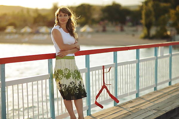 포토 JPG 해외이미지 주간 전신 백인 여자 난간 한명 성인 해변 야외 아웃포커스 팔짱 기댐 갑판 성인여자한명만 해외포토 자연요소 서양인 1 바다 배_교통 모션 촬영기법 사람 여자한명만 성인여자만 파일형식 이미지허브