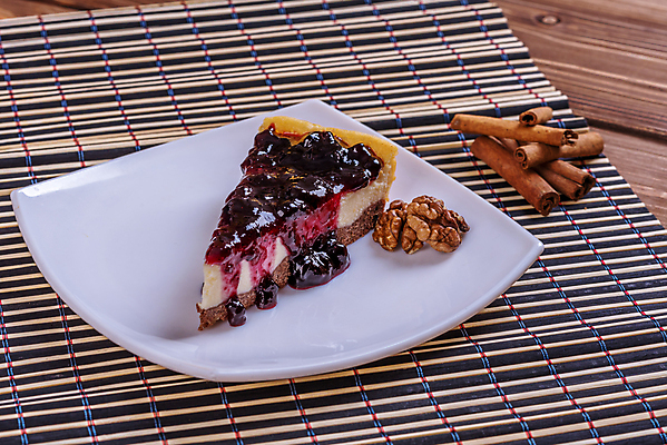 포토 JPG 해외이미지 접시 열매 음식 조각 포크 과일 디저트 치즈 사람없음 빨간색 파란색 컬러풀 갈색 케이크 보라색 빵집 흰색 신선 닫기 달콤 맛 은색 설탕 굽기 먹기 기아 배고픔 제비꽃 대나무 크림 블루베리 페스츄리 갈색배경 해외포토 나무 식물 식기 꽃 빵 컬러 백그라운드 컨셉 모션 유제품 상점 구이 사회이슈 파일형식 이미지허브