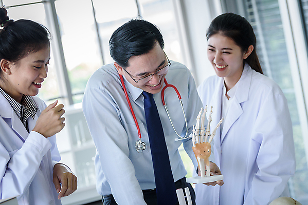 포토 JPG 해외이미지 학생 손 여자 교육 남자 신체 골격 실험 들기 사람 동양인 성인 신체부위 세명 교수 가르침 실험실 과학자 뇌 대학교 뼈모형 성인만 해외포토 직업 과학 학교 모션 인종 모형 교사 학자 파일형식 이미지허브