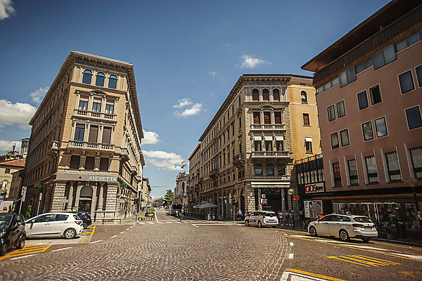포토 JPG 해외이미지 유럽 도로 건축양식 전등 거리 주택 한명 건물 도시풍경 여행객 맑음 이탈리아 도시 횡단보도 야간 교차로 광장 가리발디 해외포토 자연요소 1 건축물 건축 나라 길 교통시설 날씨 조명 사람 풍경 보행로 위인 정치가 파일형식 이미지허브