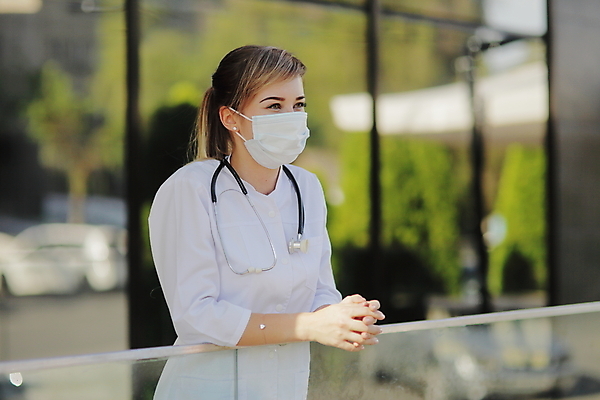 포토 JPG 해외이미지 주간 여자 유니폼 청진기 병원 마스크 한명 서기 상반신 성인 야외 앞모습 간호사 의사 성인여자한명만 해외포토 자연요소 1 옷 뷰포인트 의학 의료기기 모션 사람 의료진 여자한명만 성인여자만 파일형식 이미지허브