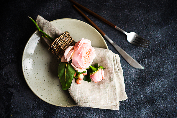 포토 JPG 해외이미지 접시 포크 검은배경 사람없음 장미 나이프 천 냅킨 해외포토 식기 꽃 백그라운드 검은색 직물 칼 파일형식 이미지허브