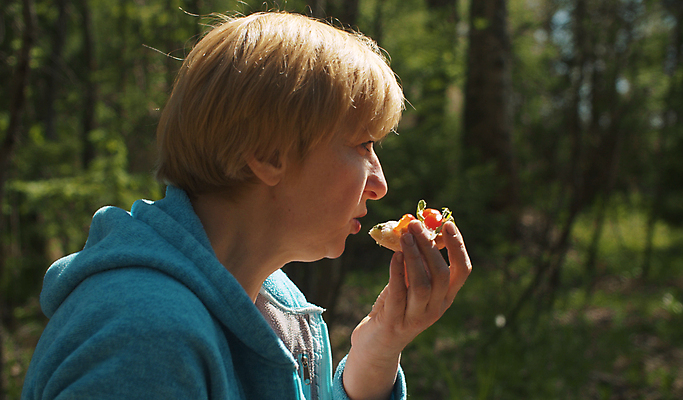 포토 JPG 해외이미지 백인 1 라이프스타일 얼굴 음식 빵 여행 자연 휴식 샌드위치 한명 사람 풍경 성인 야외 여행객 봄 산책 기쁨 자유 닫기 정지 맛 숲 먹기 배고픔 점심식사 하이커 해외포토 서양인 계절 감정 컨셉 모션 생활 신체부위 식사 생태계 파일형식 이미지허브