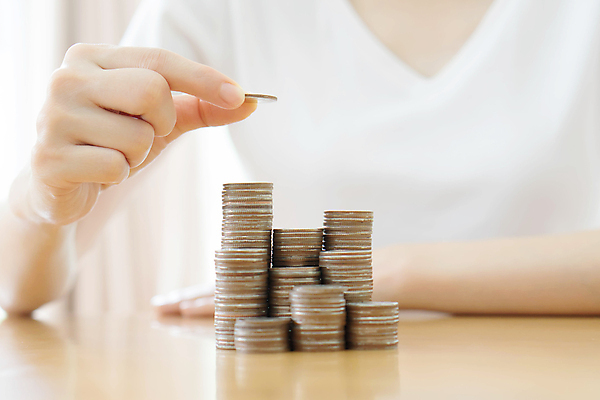 포토 JPG 해외이미지 손 유럽 백그라운드 이동 컨셉 돈 비즈니스 사다리 손가락 모션 그래프 사람없음 금융 경제 쌓기 계단 달러 금속 동전 저축 유로 성장 흰색 기둥 잡기 변화 시장 재산 황금 정상 주식 사인 투자 파운드 흙더미 센트 수입 해외포토 건축 나라 컬러 재질 신체부위 흙 도구 파일형식 더미 이미지허브