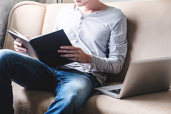 포토 JPG 해외이미지 라이프스타일 남자 종이 컨셉 거실 비즈니스 청소년 설계 주택 직장 실내 앉기 성인 사람없음 노트북 소파 공책 방 회색 잡기 업무 비즈니스맨 읽기 보고서 문서 구성 프로젝트 해외포토 컬러 의자 회사 모션 문구용품 사람 내부 건물 생활 전자제품 작업 직장인 파일형식 이미지허브