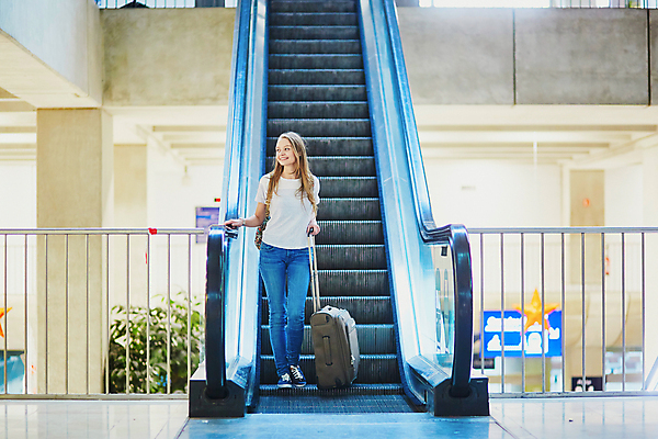 포토 JPG 해외이미지 서양인 백인 학생 여자 여행 배낭 휴가 한명 성인 여행객 걷기 여행가방 공항 에스컬레이터 성인여자한명만 해외포토 외국인 1 가방 교통시설 모션 사람 여자한명만 성인여자만 파일형식 이미지허브
