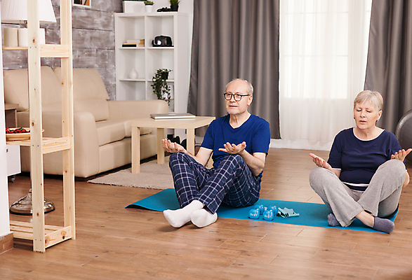 포토 JPG 해외이미지 전신 백인 라이프스타일 여자 노년 남자 거실 요가 남편 함께함 건강 앉기 두명 앞모습 운동복 운동 아령 요가자세 매트 아내 노인만 해외포토 서양인 웰빙 옷 뷰포인트 포즈 컨셉 모션 사람 성인 생활 성인만 파일형식 이미지허브