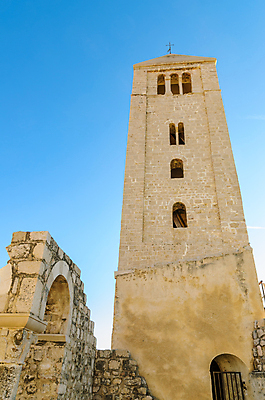 포토 JPG 해외이미지 외관 유럽 벽 바다 섬 여행 건축양식 자연 하늘 휴가 풍경 사람없음 야외 건물 물 여름 파란색 도시풍경 교회 탑 항구 바위 도시 중세 역사 지중해 타운 크로아티아 수도원 석호 천연기념물 옛날 해외포토 자연요소 건축물 계절 건축 나라 컬러 종교건축 교통시설 돌_바위 생태계 파일형식 이미지허브