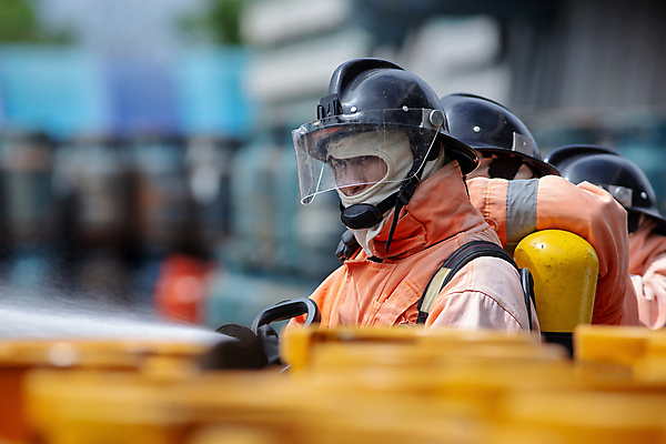 포토 JPG 해외이미지 주간 남자 들기 상반신 성인 야외 옆모습 아웃포커스 세명 소프트포커스 소방관 소방 화재진압 성인남자만 해외포토 자연요소 뷰포인트 모션 촬영기법 사람 구조원 화재 진압 남자만 성인만 파일형식 이미지허브