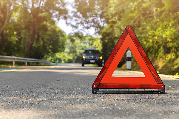 포토 JPG 해외이미지 주간 도로 자동차 사람없음 야외 삼각형 위험 비상등 해외포토 자연요소 도형 길 육상교통 컨셉 교통시설 파일형식 이미지허브