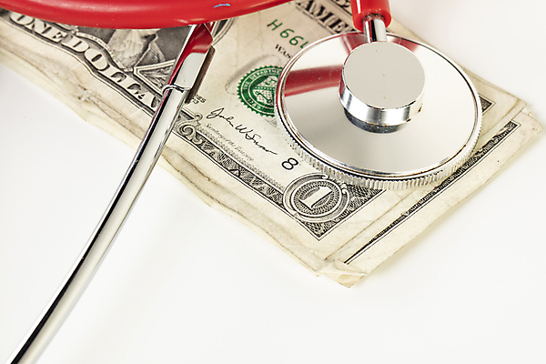 포토 JPG 해외이미지 종이 포즈 컨셉 지폐 돈 비즈니스 청진기 아이디어 건강 사람없음 치료 금융 경제 약 달러 미국 흰색 도구 재산 보호 예방 싸움 투자 결제 환율 보험 계산서 파산 고립 위기 지원 경제학 비용 해외포토 교육 컬러 북아메리카 의학 의료기기 모션 파일형식 이미지허브