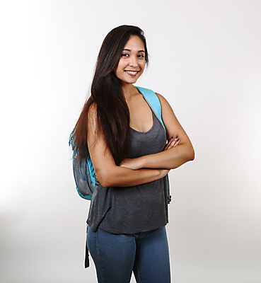 포토 JPG 해외이미지 학생 라이프스타일 여자 교육 행복 무기 가방 배낭 학교 성공 미래 한명 미소 성인 파란색 청춘 흰색 청바지 자신감 흥분 대학교 히스패닉 교차 고립 스페인어 해외포토 1 잡화 감정 컬러 컨셉 바지 표정 사람 생활 파일형식 이미지허브