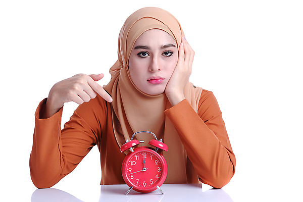 포토 JPG 해외이미지 라이프스타일 손 응시 감정 시계 비즈니스 청소년 실내 말하기 한명 서기 사람 성인 가로 침묵 놀람 자명종 덮개 긴급 표현 잡기 시간 무서움 이슬람교 비밀 자르기 공포 충격 히스패닉 심각 아랍어 혼자 해외포토 1 시선 종교 컨셉 모션 표정 내부 생활 신체부위 소리 알람 뚜껑 파일형식 이미지허브