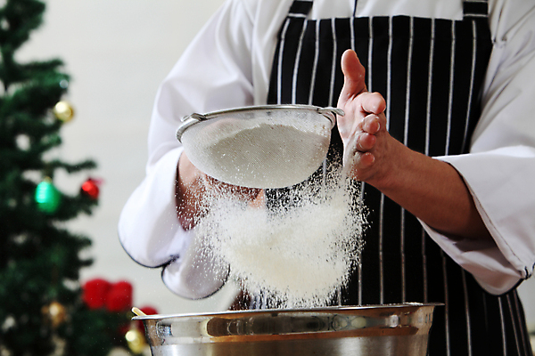 포토 JPG 해외이미지 남자 실내 한명 들기 상반신 성인 앞모습 크리스마스트리 제과 채망 설탕 믹싱볼 성인남자한명만 털기 해외포토 1 그릇 뷰포인트 크리스마스 모션 주방용품 사람 내부 제과제빵 남자한명만 성인남자만 파일형식 이미지허브