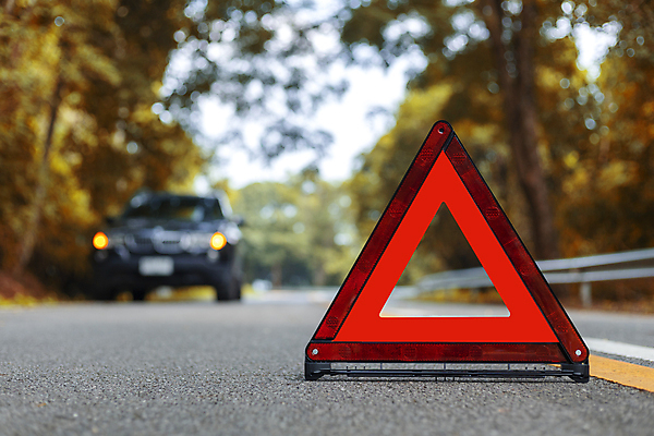 포토 JPG 해외이미지 주간 도로 자동차 사람없음 야외 아웃포커스 삼각형 위험 비상등 해외포토 자연요소 도형 길 육상교통 컨셉 교통시설 촬영기법 파일형식 이미지허브